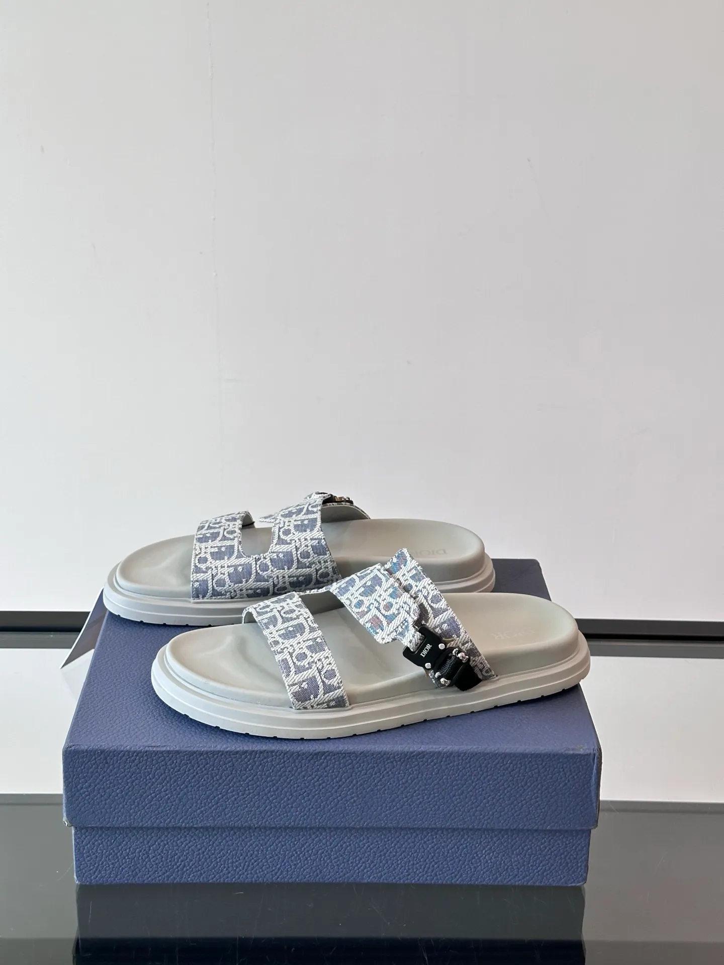 Factory price: 300💰Dior Aqua men's sandals and slippers. Showcasing Dior haute couture design. The Dior gray suede strap is accented with an aluminum Dior buckle for added style. Paired with a comfortable tonal notch sole, they pair easily with shorts or jeans for a sophisticated look. Main body: suede cow leather, technical fabric lining: cow leather, with adjustable straps, aluminum Dior buckle, Dior gray EVA insole, tonal notch rubber outsole splicing structure👌👌 size: 38-44 (45.46 customized)